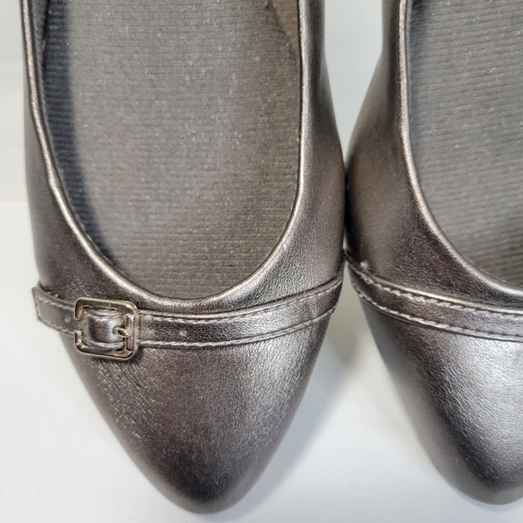 Womans Dr. Scholls Ballet Flats Pewter/Silver Size 6 Buckel Detail Pointy toe - Picture 2 of 10